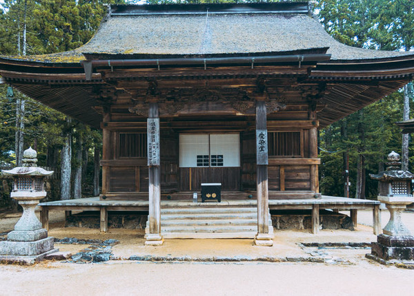 高野山「露出の多い服装の女人の方は修行僧の煩悩をかきたてるが故、お控えください」←これ！！！