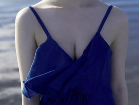 【画像】卒業式でおっぱいを見せちゃう巨乳ヤンキーえちえちwww1