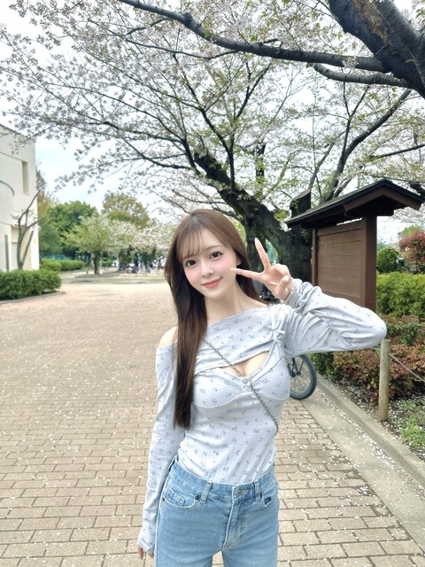 【画像】声優さん、ドス●べすぎる服で花見へ行ってしまうwww