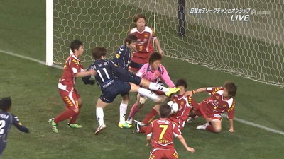 韓国Kリーグ、負け確定の場面でボールを持たない日本人選手に背後からタックルし脊椎骨折で病院送り