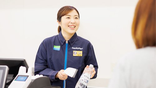 【悲報】ファミマ店員さん、客に「温めてくださいと言え」とブチ切れてしまう