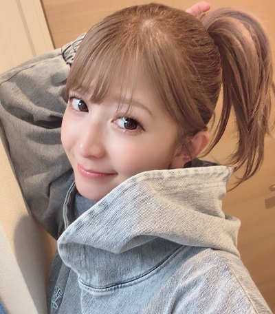 【画像】矢口真里さん(43)のミニスカ素足、金玉に直撃