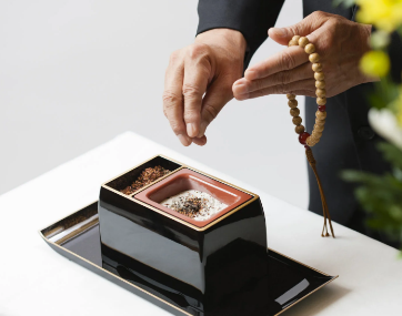 子どもの頃ワイ｢焼香のやり方わからんから大人の真似するか…｣