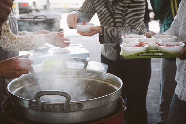 【愕然】 ホームレスの炊き出しに興味本位で並んでとん汁とおにぎり食べた結果⇒！