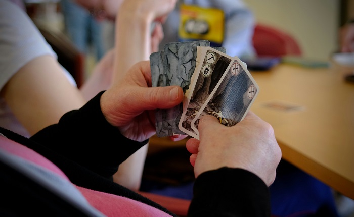 【画像】チー牛、デュエマ女子を取り囲んでしまうｗ