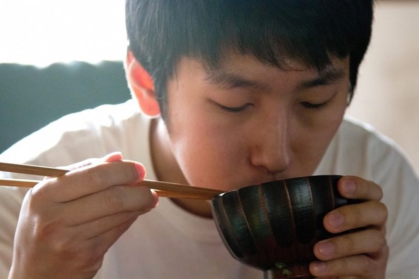 【画像】関東の田舎モン、京都での料理の食べ方がマナー最悪すぎて炎上www