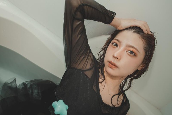 俺「お風呂楽しかったね〜♡」彼女「足拭いてあげる、太ももの上に足おいて♡♡」俺「あっ…！」→ｗ