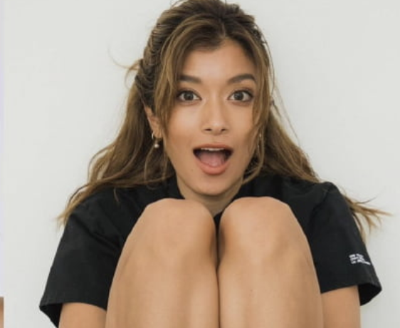 【画像】ローラ(35)、谷間がパックリ見える服装でパシャリwww