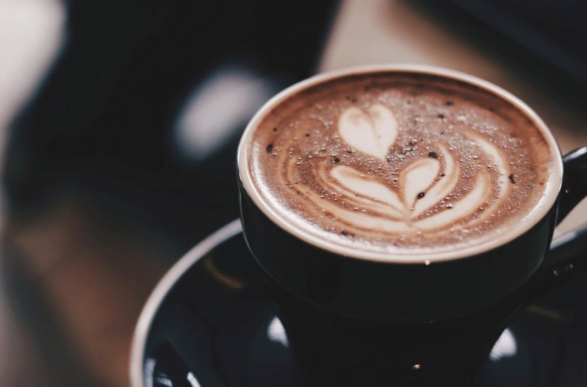 「コーヒーを飲むと眠れなくなる」は本当か、検証した結果