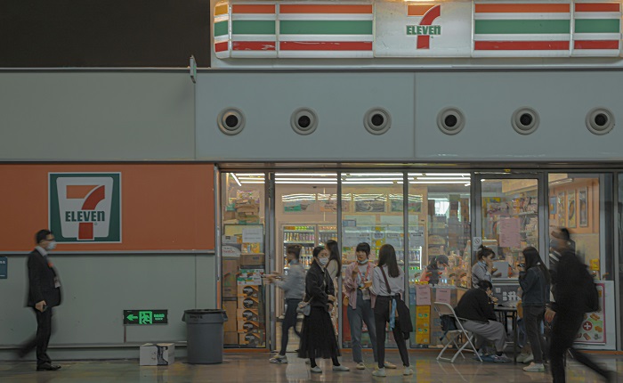 【画像】コンビニ店員がパンチラｗｗｗ