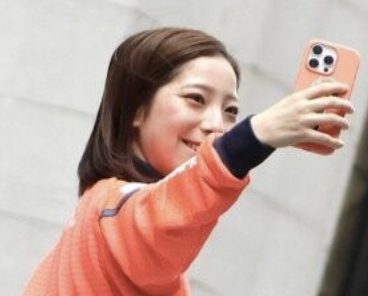 【画像】りくりゅうペア、公共の場でま■こタッチwww