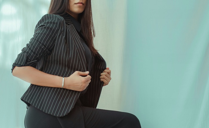 【画像】パンツスーツのOLさん、お尻がむっちむちｗｗｗ