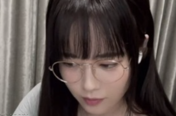 東雲うみさん、配信中にパイチラしてしまうwww