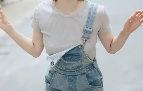 【画像】ちっぱいがえっちな女子マネージャーwww