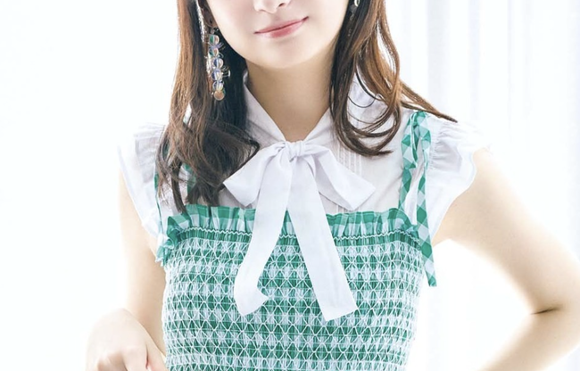 【画像】胸チラに気づいて隠しちゃう女www