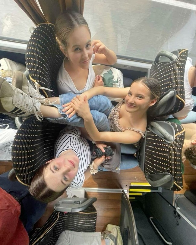 【画像】アメリカのメスガキ、谷間見放題www