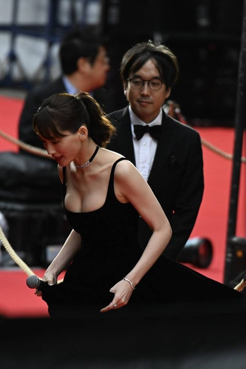 【画像】綾瀬はるかさん、デカ胸がデカすぎるwww