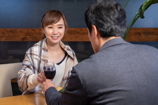 【悲報】同棲中彼女、「資格の相談」と称して後輩男とサシ飲みし朝に帰宅→結果www