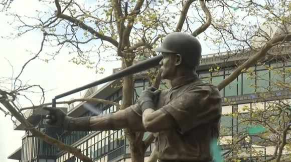 【悲報】お披露目されたイチローの銅像、バットがグニャグニャに折れてしまうwww