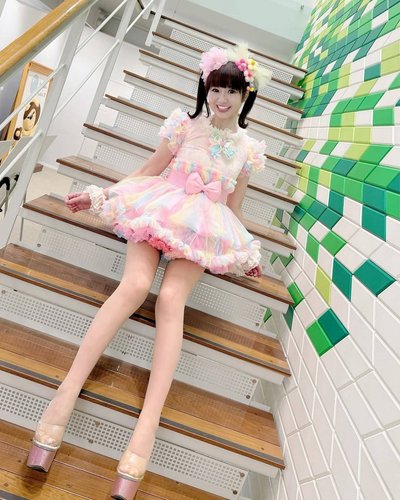 【画像】さゆりさん(56)、NiziUと並んだ写真で一人だけ比率が違ってしまう