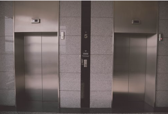 エレベーターに乗ってきた女「女1人の所に男が乗るのはマナー違反！早く降りなさい！」俺「俺が先に乗ってたんだからお前が降りろ。そんなマナー知らんし」→結果…