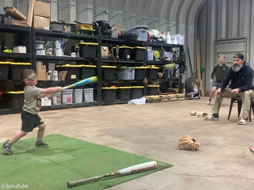 3歳の天才バッターが打ったら…おじいちゃんに直撃する（動画）