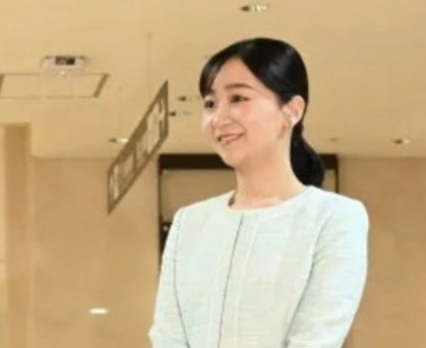 【朗報】佳子さま(31)、スカートの裾が短すぎて美脚が