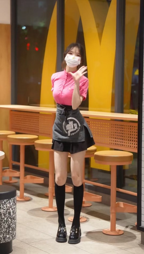 中国のマックの女店員、エチエチすぎて完全に別ジャンルｗｗｗ （※画像あり）