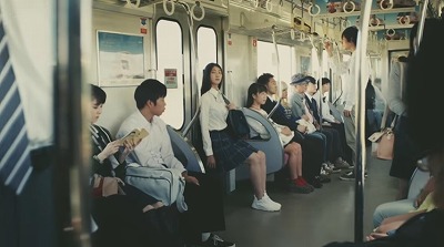 【動画】電車内でお●ぱい丸出しのJKが発見されるwww