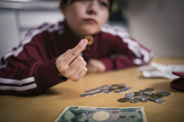 【悲報】ワイ、保険屋のババアに騙されて月1万のドル建て保険を3年間続けた結果⇒www