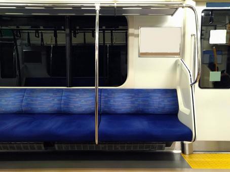 【動画】純朴そうな少年、電車で隣に座る工ッチな白人美女に釘付けになってしまう