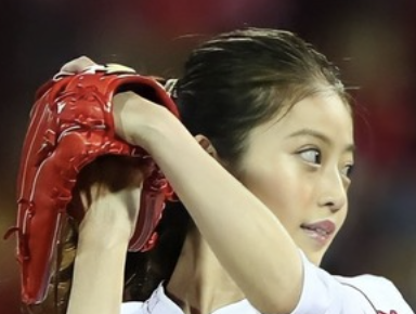 【画像】今田美桜、始球式で見せた生足パンチラが激シコくんすぎる