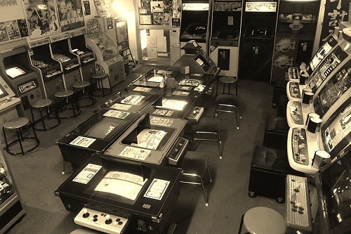 【画像】昭和のゲーセン定員、マブすぎる