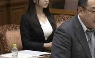 【画像】国会中継に映った巨.乳美女が完璧すぎると話題に！