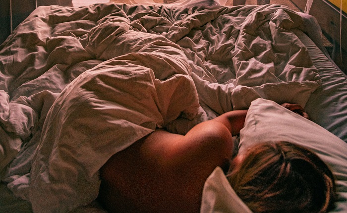 【画像】ベロベロに酔った姉ちゃんが無防備すぎるｗｗｗ