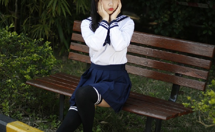 【画像】ドスケベJKさん、友達に制服を脱がされてしまうｗｗｗ