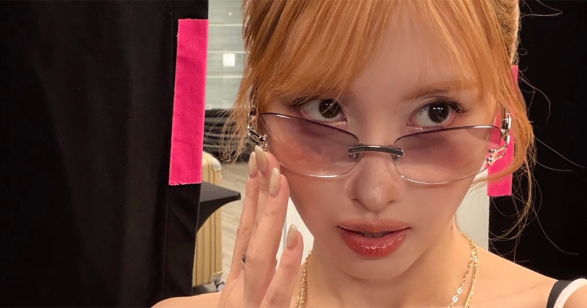 「直してあげてよ」TWICE・モモ “だらしない”ドレスが物議…宮沢りえも巻き込まれた”勘違い”されるデザイン