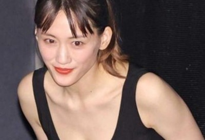 【最新画像】綾瀬はるかさん(41)、また乳房を放り出してしまう！