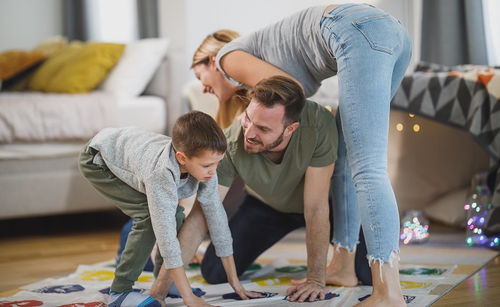 【画像】全裸でツイスターする陽キャ集団が楽しそうwww