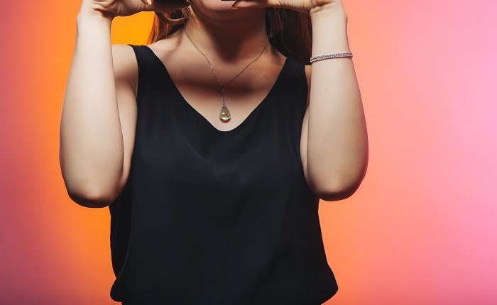 【動画】女さん、プリクラ機内でパンツ丸出しｗｗｗ