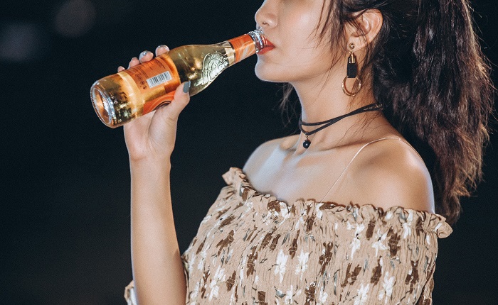 【画像】嬉しそうに粗チンをしゃぶる巨乳女優ｗ