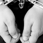 バス運転手逮捕　青信号なのに停車→追い越しに激昂→割り込み急減速→クロスレンチでガラス破壊→暴行