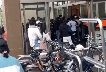 【動画】トレカ転売ヤーさん、開店ダッシュで大量突撃www