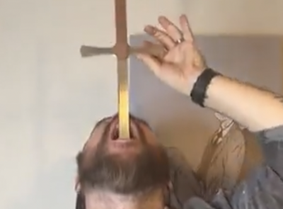 【衝撃動画】剣を飲み込むマジックの種明かし、Xで話題に！