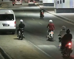 【動画】スマホを見ていたバイクがハイエースに突っ込む事故。