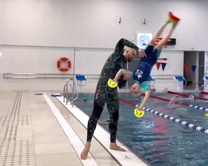 【動画】誰もが泳げるようになるというスイミングコーチの指導方法が人気に。