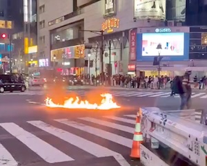 【逮捕】渋谷スクランブル交差点に放火した男の動画が複数アップされる。