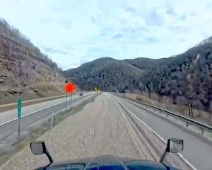 【動画】時速140キロ超でブレーキが故障したトラックが緊急避難所に突っ込む車載。