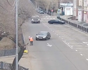 【動画】73歳の道路清掃員を狙ったようにはねる車(@_@;)