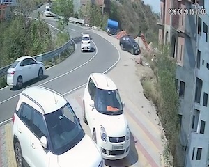 【動画】カーブで制御を失った車が深い谷に転落してしまう事故。